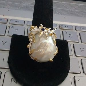 Gorgeous 40ct salt water baroque pearl cocktail ring Size 8 🤗 AAA